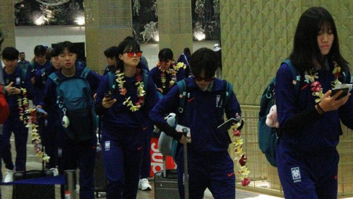 Rombongan Timnas Sepakbola Wanita U-17 China dan Korea Selatan (Korsel) mendarat di Bali menjelang AFC U-17 Womens Asian Cup 2024. (Foto: Istimewa)