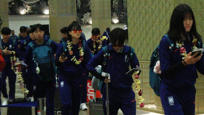 Rombongan Timnas Sepakbola Wanita U-17 China dan Korea Selatan (Korsel) mendarat di Bali menjelang AFC U-17 Womens Asian Cup 2024. (Foto: Istimewa)