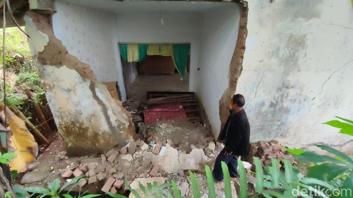 Rumah di Desa Sukamaju Cihaurbeuti Ciamis jebol akibat pergerakan tanah.