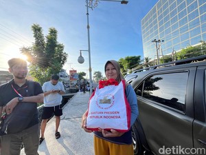 Gembiranya Warga Mataram Terima Sembako dari Jokowi