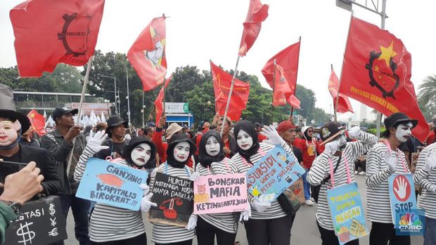 Sejumlah buruh membawa keranda dan memakai kostum hantu sebagai bentuk protes saat melakukan aksi unjuk rasa May Day di kawasan Patung Kuda, Monas, Jakarta, Rabu (1/5/2024). (CNBC Indonesia/Thea Fathanah)