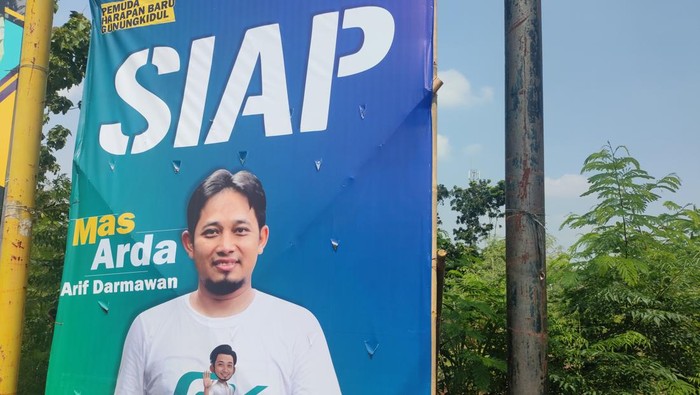 Spanduk Arda yang terpampang di dekat kantor KPU Gunungkudul di Kalurahan Piyaman, Wonosari, Selasa (1/5/2024).
