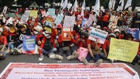 Aksi ini bertepatan dengan hari buruh internasional.