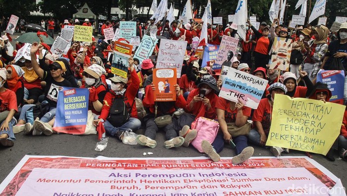 Ratusan buruh perempuan ikut berdemo di peringatan Hari Buruh di Patung Kuda, Jakarta. Sejumlah isu mereka suarakan