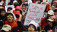 Mereka meneriakan yel-yel.