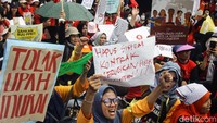 Massa juga meminta penghapusan sistem kontrak.