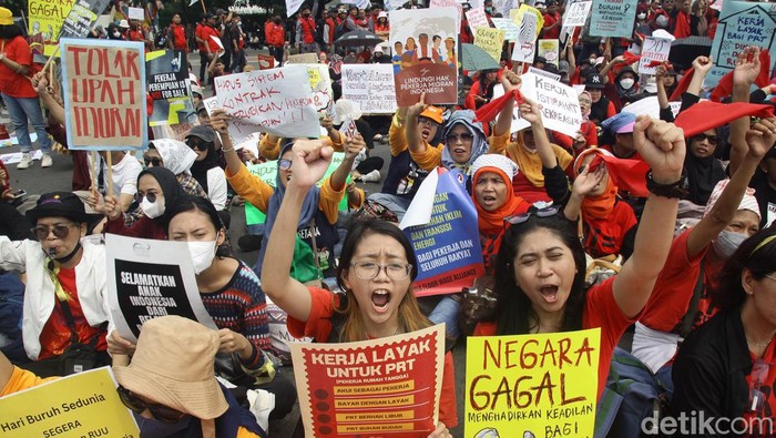 Suara Perempuan Menggema Pada Aksi May Day di Patung Kuda Ratusan buruh perempuan ikut berdemo di peringatan Hari Buruh di Patung Kuda, Jakarta. Sejumlah isu mereka suarakan