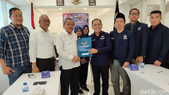 Tim Edy Rahmayadi mengambil formulir pendaftaran bacalon Gubsu ke DPW Partai NasDem Sumut (Nizar Aldi/detikSumut)