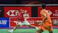 Anthony Sinisuka Ginting kalah dalam tiga gim 21-13, 12-21, 12-21 dan untuk sementara tim Indonesia tertinggal dari India dengan skor 0-1.