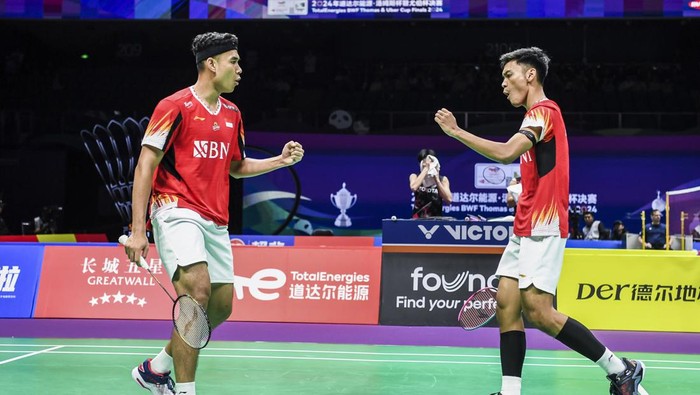 Tim Thomas Indonesia lawan India Pebulu tangkis ganda putra Indonesia Bagas Maulana (kiri) dan Muhammad Shohibul Fikri (kanan) melakukan selebrasi usai mencetak poin saat melawan pebulu tangkis ganda putra India Satwiksairaj Rankireddy dan Chirag Shetty dalam babak kualifikasi grup piala Thomas 2024 di Chengdu Hi Tech Zone Sports Center Gymnasium, Chengdu, China, Rabu (1/5/2024). Pasangan Fikri/Maulana menang dalam tiga gim 24-22, 22-24, 21-19 dan sementara tim Indonesia imbang atas India dengan skor 1-1. ANTARA FOTO/Galih Pradipta/nz