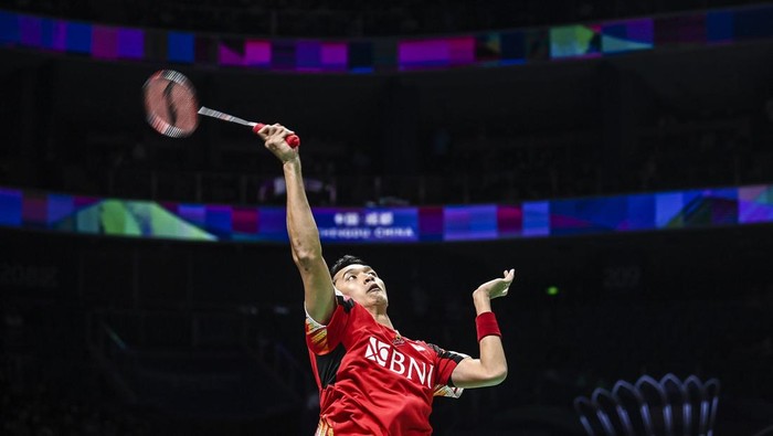 Tim Thomas Indonesia lawan India Pebulu tangkis tunggal putra Indonesia Jonatan Christie melakukan selebrasi usai meraih point saat melawan pebulu tangkis tunggal putra India Lakshya Sen dalam babak kualifikasi grup piala Thomas 2024 di Chengdu Hi Tech Zone Sports Center Gymnasium, Chengdu, China, Rabu (1/5/2024). Jonatan Christie menang dalam tiga gim 21-18, 16-21, 21-17. ANTARA FOTO/Galih Pradipta/nz