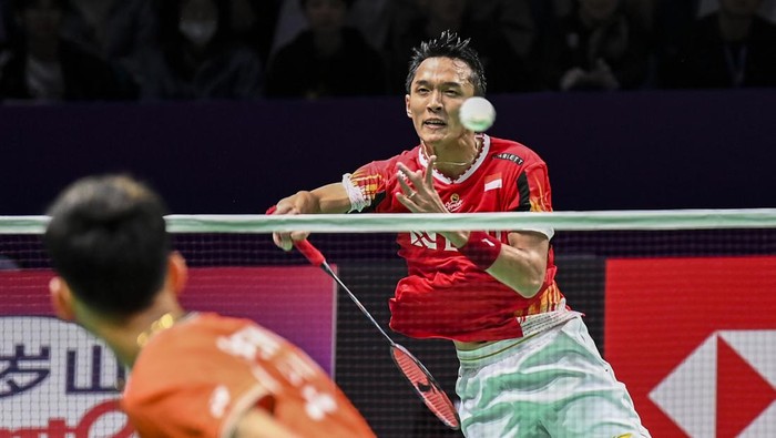 Tim Thomas Indonesia lawan India Pebulu tangkis tunggal putra Indonesia Jonatan Christie melakukan selebrasi usai meraih point saat melawan pebulu tangkis tunggal putra India Lakshya Sen dalam babak kualifikasi grup piala Thomas 2024 di Chengdu Hi Tech Zone Sports Center Gymnasium, Chengdu, China, Rabu (1/5/2024). Jonatan Christie menang dalam tiga gim 21-18, 16-21, 21-17. ANTARA FOTO/Galih Pradipta/nz