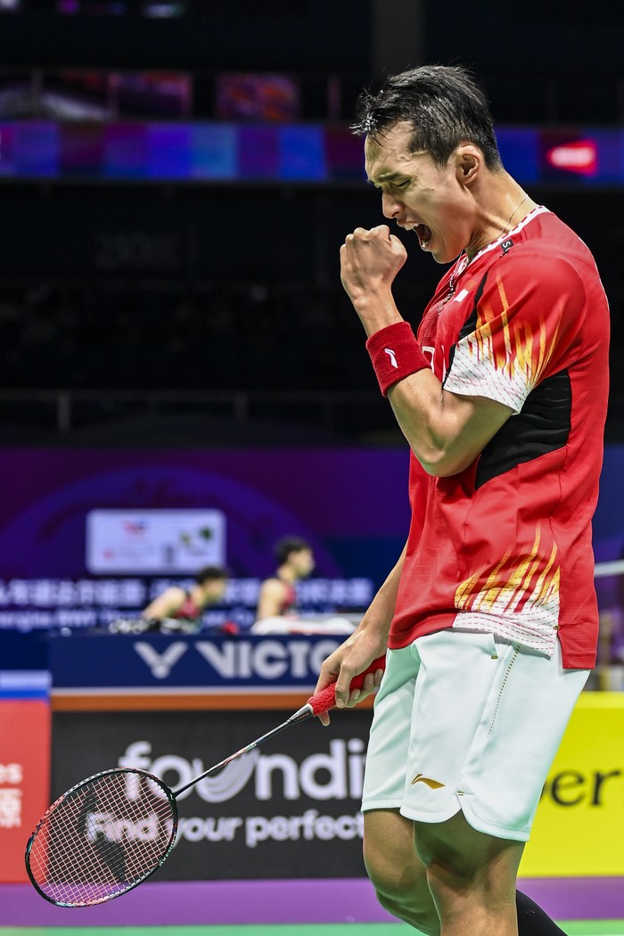 Pebulu tangkis tunggal putra Indonesia Jonatan Christie melakukan selebrasi usai meraih point saat melawan pebulu tangkis tunggal putra India Lakshya Sen dalam babak kualifikasi grup piala Thomas 2024 di Chengdu Hi Tech Zone Sports Center Gymnasium, Chengdu, China, Rabu (1/5/2024). Jonatan Christie menang dalam tiga gim 21-18, 16-21, 21-17.   ANTARA FOTO/Galih Pradipta/nz