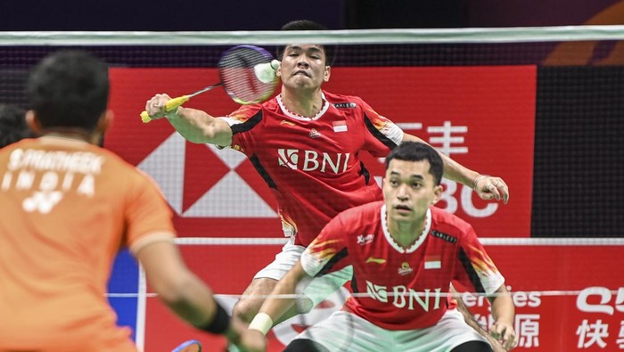 Tim Thomas Indonesia lawan India Pebulu tangkis ganda putra Indonesia Leo Rolly Carnando (kiri) dan Daniel Marthin (kanan) berusaha mengembalikan kok ke arah lawannya pebulu tangkis ganda putra India Dhruv Kapila dan Sai Pratheek.k dalam babak kualifikasi grup piala Thomas 2024 di Chengdu Hi Tech Zone Sports Center Gymnasium, Chengdu, China, Rabu (1/5/2024). Pasangan Leo/Marthin menang dalam dua gim 22-20, 21-11, dan sementara tim Indonesia menang atas India dengan skor 3-1. ANTARA FOTO/Galih Pradipta/nz