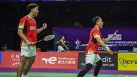 eo Rolly Carnando/Daniel Marthin menghadapi Dhruv Kapila/Sai Pratheek di Hi-Tech Zone Sports Centre Gymnasium, Chengdu, Rabu (1/5/2024) malam WIB. Leo/Daniel menang 22-20 dan 21-11, memastikan Indonesia menang 3-1 atas India dan jadi juara grup usai memenangi seluruh laga fase ini.