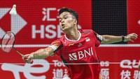 Pebulutangkis tunggal putra Indonesia Anthony Sinisuka Ginting mengembalikan kok ke arah lawannya pebulu tangkis tunggal putra India Prannoy H.S. dalam babak kualifikasi grup Piala Thomas 2024 di Chengdu Hi Tech Zone Sports Center Gymnasium, Chengdu, China, Rabu (1/5/2024).