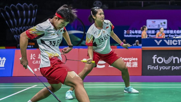Tim Uber Indonesia lawan Jepang Ekspresi pebulu tangkis ganda putri Indonesia Siti Fadia Silva Ramadhanti (kanan) dan Lanny Tria Mayasari (kiri) saat menghadapi pebulu tangkis ganda putri Jepang Nami Matsuyama dan Chiharu Shida dalam babak kualifikasi grup Piala Uber 2024 di Chengdu Hi Tech Zone Sports Center Gymnasium, Chengdu, China, Rabu (1/5/2024). Lanny Tria Mayasari dan Siti Fadia Silva Ramadhanti kalah dalam tiga gim 9-21, 22-20, 16-21, sementara tim Uber Indonesia imbang 1-1 melawan Jepang. ANTARA FOTO/Galih Pradipta/rwa.