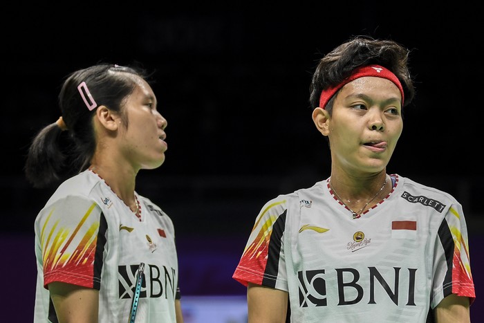 Ekspresi pebulu tangkis ganda putri Indonesia Siti Fadia Silva Ramadhanti (kanan) dan Lanny Tria Mayasari (kiri) saat menghadapi pebulu tangkis ganda putri Jepang Nami Matsuyama dan Chiharu Shida dalam babak kualifikasi grup Piala Uber 2024 di Chengdu Hi Tech Zone Sports Center Gymnasium, Chengdu, China, Rabu (1/5/2024).  Lanny Tria Mayasari dan Siti Fadia Silva Ramadhanti kalah dalam tiga gim 9-21, 22-20, 16-21, sementara tim Uber Indonesia imbang 1-1 melawan Jepang. ANTARA FOTO/Galih Pradipta/rwa.