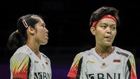 Ekspresi pebulutangkis ganda putri Indonesia Siti Fadia Silva Ramadhanti (kanan) dan Lanny Tria Mayasari (kiri) saat menghadapi pebulu tangkis ganda putri Jepang Nami Matsuyama dan Chiharu Shida dalam babak kualifikasi grup Piala Uber 2024 di Chengdu Hi Tech Zone Sports Center Gymnasium, Chengdu, China, Rabu (1/5/2024).