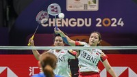 Pebulutangkis ganda putri Indonesia Rachel Allessya Rose (kanan) dan Meilysa Trias Puspitasari (kiri) berusaha mengembalikan kok ke arah lawan pebulutangkis ganda putri Jepang Rena Miyaura dan Ayako Sakuramoto dalam babak kualifikasi grup Piala Uber 2024 di Chengdu Hi Tech Zone Sports Center Gymnasium, Chengdu, China, Rabu (1/5/2024). Rachel Allessya Rose dan Meilysa Trias Puspitasari kalah dalam dua gim 9-21, 15-21 dan tim Uber Indonesia kalah 1-3 dari Jepang.