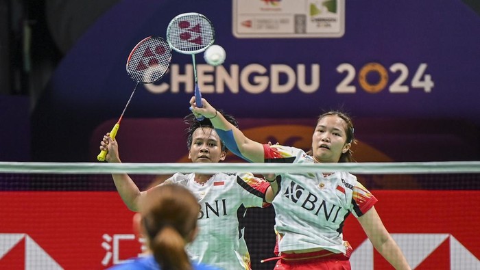 Pebulu tangkis tunggal putri Indonesia Komang Ayu Cahya Dewi mengembalikan kok ke arah lawan pebulu tangkis tunggal putri Jepang Tomoka Miyazaki dalam babak kualifikasi grup Piala Uber 2024 di Chengdu Hi Tech Zone Sports Center Gymnasium, Chengdu, China, Rabu (1/5/2024). Komang Ayu memenangi pertandingan 21-12, 14-21, 21-13 dan tim Uber Indonesia menjadi runner up Grup C. ANTARA FOTO/Galih Pradipta/rwa.