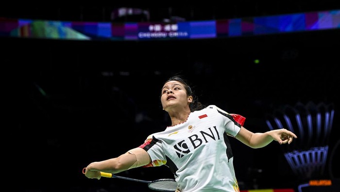 Pebulu tangkis tunggal putri Indonesia Komang Ayu Cahya Dewi mengembalikan kok ke arah lawan pebulu tangkis tunggal putri Jepang Tomoka Miyazaki dalam babak kualifikasi grup Piala Uber 2024 di Chengdu Hi Tech Zone Sports Center Gymnasium, Chengdu, China, Rabu (1/5/2024). Komang Ayu memenangi pertandingan 21-12, 14-21, 21-13 dan tim Uber Indonesia menjadi runner up Grup C. ANTARA FOTO/Galih Pradipta/rwa.