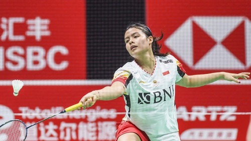 Pebulu tangkis tunggal putri Indonesia Komang Ayu Cahya Dewi mengembalikan kok ke arah lawan pebulu tangkis tunggal putri Jepang Tomoka Miyazaki dalam babak kualifikasi grup Piala Uber 2024 di Chengdu Hi Tech Zone Sports Center Gymnasium, Chengdu, China, Rabu (1/5/2024). Komang Ayu memenangi pertandingan 21-12, 14-21, 21-13 dan tim Uber Indonesia menjadi runner up Grup C. ANTARA FOTO/Galih Pradipta/rwa.