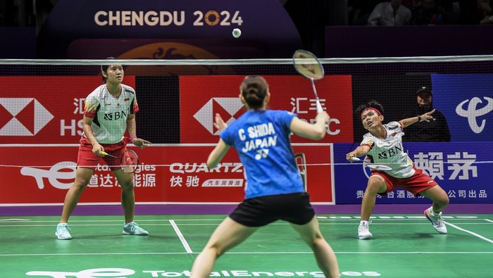 Tim Uber Indonesia lawan Jepang Ekspresi pebulu tangkis ganda putri Indonesia Siti Fadia Silva Ramadhanti (kanan) dan Lanny Tria Mayasari (kiri) saat menghadapi pebulu tangkis ganda putri Jepang Nami Matsuyama dan Chiharu Shida dalam babak kualifikasi grup Piala Uber 2024 di Chengdu Hi Tech Zone Sports Center Gymnasium, Chengdu, China, Rabu (1/5/2024). Lanny Tria Mayasari dan Siti Fadia Silva Ramadhanti kalah dalam tiga gim 9-21, 22-20, 16-21, sementara tim Uber Indonesia imbang 1-1 melawan Jepang. ANTARA FOTO/Galih Pradipta/rwa.