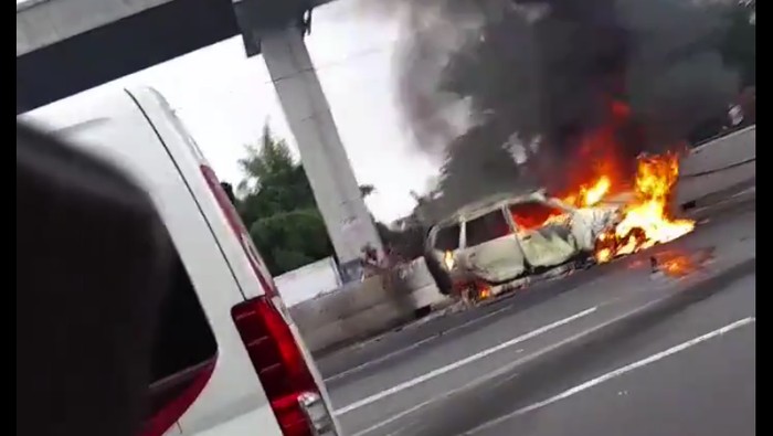 Jasa Marga Ungkap Kronologi Mobil Terbalik hingga Terbakar di Tol Japek
