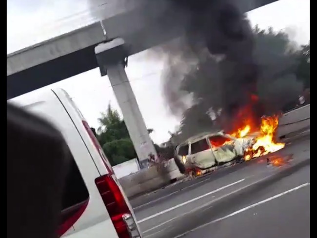 Penampakan Mobil Terbalik-Terbakar di Tol Japek Arah Jakarta