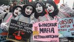 Topeng, Badut hingga Teatrikal Ramaikan Aksi Hari Buruh