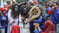 Seperti kostum setan ini.