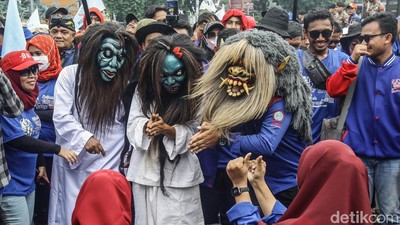 Topeng, Badut hingga Teatrikal Ramaikan Aksi Hari Buruh
