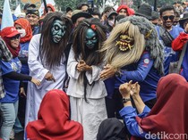 Topeng, Badut hingga Teatrikal Ramaikan Aksi Hari Buruh