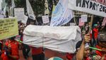 Topeng, Badut hingga Teatrikal Ramaikan Aksi Hari Buruh