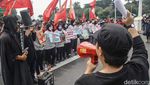 Topeng, Badut hingga Teatrikal Ramaikan Aksi Hari Buruh