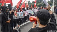 Aksi ini dalam rangka memperingati Hari Buruh Sedunia.