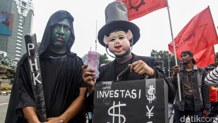 Berbagai alat kampanye digunakan buruh untuk menarik perhatian seperti kostum badut, topeng teatrikal, keranda, hingga patung tikus. Berikut foto-fotonya.