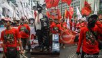 Topeng, Badut hingga Teatrikal Ramaikan Aksi Hari Buruh
