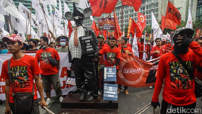 Topeng, Badut hingga Teatrikal Ramaikan Aksi Hari Buruh Berbagai alat kampanye digunakan buruh untuk menarik perhatian seperti kostum badut, topeng teatrikal, keranda, hingga patung tikus. Berikut foto-fotonya.