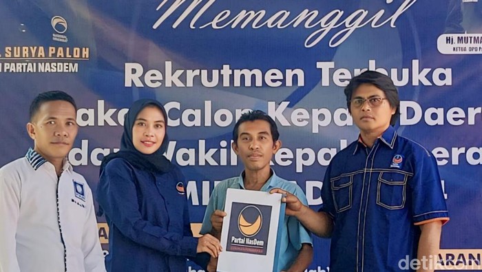 Utusan Feri Sofiyan (Ketua DPD PAN Kota Bima) mengambil formulir penjaringan Pilwakot Bima 2024 lewat Partai NasDem, Rabu, (1/5/2024). (Foto: Rafiin/detikBali)