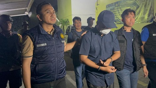 Ahmad Arif Ridwan Nuwloh, pembunuh wanita dalam koper di Cikarang, Bekasi, saat dibawa ke kantor polisi