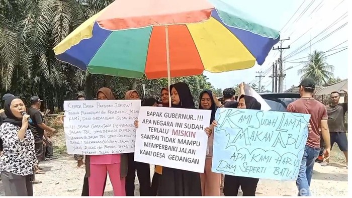 Aksi emak-emak di Asahan blokir jalan protes jalan rusak dan banyak abu. (Perdana Ramadhan / detikSumut)