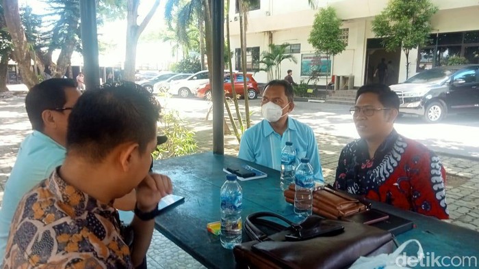 Rektor Universitas Nahdlatul Ulama (UNU) Gorontalo Amir Halid (masker putuh).