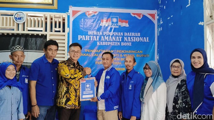 Andi Rio Idris Padjalangi saat mendaftar di DPD PAN Bone.