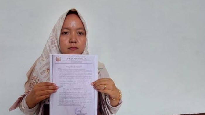 Anggie, guru honorer Langkat yang diduga dipecat kepseknya. (Dok. LBH Medan)