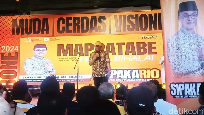 Anggota DPR RI Andi Muawiyah Ramly saat memberikan sambutan di kegiatan Mappatabe Andi Rio.
