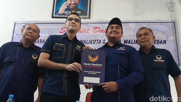 Anggota DPRD Medan Afif Abdillah (dua kiri) dan Aulia Agsa (dua kanan) saat mengambil formulir pendaftaran di NasDem Medan (Nizar Aldi/detikSumut)
