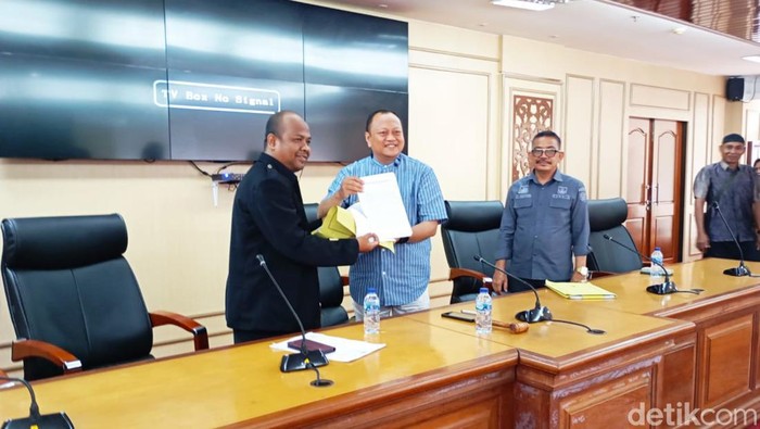 Anggota Komisi E DPRD Sulsel menerima petisi soal penyetaraan TPP dan tunjangan fungsional dari arsiparis SMA/SMK dan SLB se-Sulsel, Kamis (2/5/2024).