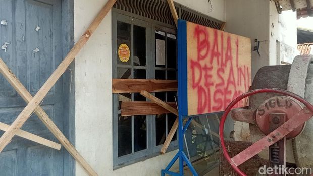 Balai Desa Pucang Kecamatan Bawang, Banjarnegara disegel buntut polemik penundaan pelantikan pemilihan kades.